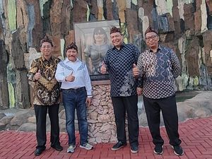 Kala Hendropriyono Ajak CT Menengok Replika Air Terjun Madakaripura Kala Hendropriyono Ajak CT Menengok Replika Air Terjun Madakaripura