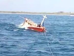 Ini Penyebab Kapal Tabrak Karang Lalu Terbalik di Perairan Sumenep Ini Penyebab Kapal Tabrak Karang Lalu Terbalik di Perairan Sumenep