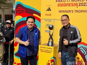 Erick Thohir Sebut Sambutan Tur Trofi Piala Dunia di Surabaya Paling Meriah Erick Thohir Sebut Sambutan Tur Trofi Piala Dunia di Surabaya Paling Meriah