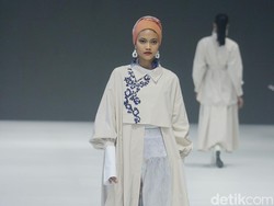 Buttonscarves Rilis Koleksi Warna Cerah, Ria Miranda Nuansa Gelap di JFW 2024