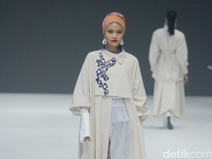 Buttonscarves Rilis Koleksi Warna Cerah, Ria Miranda Nuansa Gelap di JFW 2024 Buttonscarves Rilis Koleksi Warna Cerah, Ria Miranda Nuansa Gelap di JFW 2024