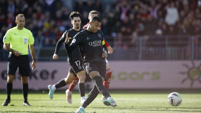 Soccer Football - Ligue 1 - Brest v Paris St Germain - Stade Francis-Le Ble, Brest, France - October 29, 2023 Paris St Germains Kylian Mbappe misses from the penalty spot but scores their third goal from the rebound REUTERS/Stephane Mahe