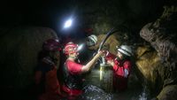 Melihat Pemindahan Pompa Air di Sungai Bawah Tanah