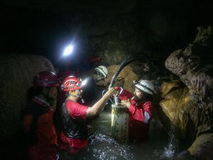 Melihat Pemindahan Pompa Air di Sungai Bawah Tanah