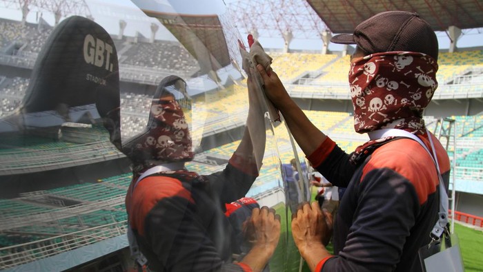 Sejumlah pekerja membersihkan tudung pada bangku pemain cadangan di Stadion Gelora Bung Tomo, Surabaya, Jawa Timur, Minggu (29/10/2023). Perawatan tersebut dalam rangka mempersiapkan stadion GBT pada perhelatan Piala Dunia U-17 yang akan berlangsung pada 10 November-2 Desember 2023.  ANTARA FOTO/Moch Asim/YU