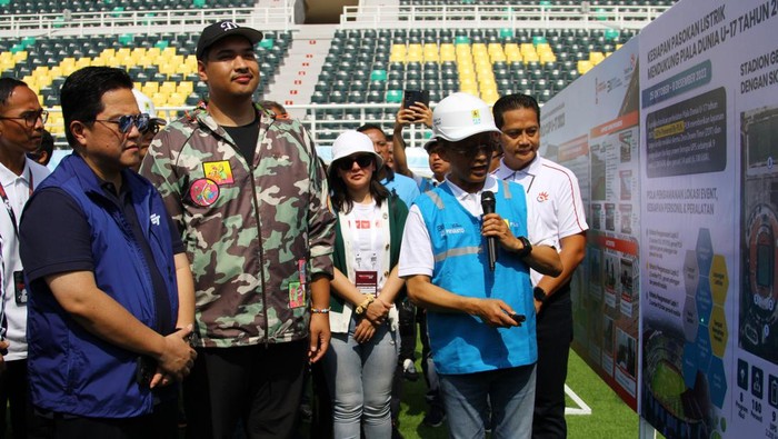 Sejumlah pekerja membersihkan tudung pada bangku pemain cadangan di Stadion Gelora Bung Tomo, Surabaya, Jawa Timur, Minggu (29/10/2023). Perawatan tersebut dalam rangka mempersiapkan stadion GBT pada perhelatan Piala Dunia U-17 yang akan berlangsung pada 10 November-2 Desember 2023.  ANTARA FOTO/Moch Asim/YU