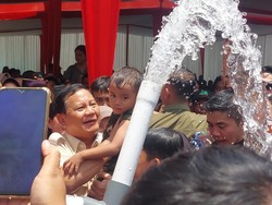Momen Prabowo Main Air Bareng Anak-anak Banyumas Saat Resmikan Sumur Air