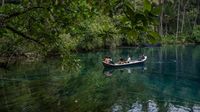 Menikmati Keindahan Danau Sebening Kaca di Banggai Kepulauan