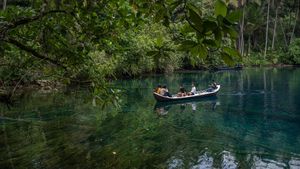 Menikmati Keindahan Danau Sebening Kaca di Banggai Kepulauan