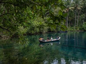 Menikmati Keindahan Danau Sebening Kaca di Banggai Kepulauan Menikmati Keindahan Danau Sebening Kaca di Banggai Kepulauan