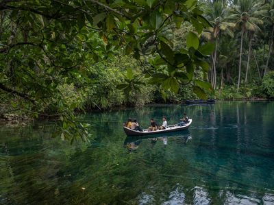 Menikmati Keindahan Danau Sebening Kaca di Banggai Kepulauan