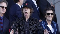 Fans Real Madrid mengapresiasi Bellingham dengan menyanyikan lagu Hey Jude karya The Beatles yang notabene rival The Rolling Stones! (Foto: REUTERS/ALBERT GEA)