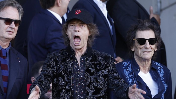Soccer Football - LaLiga - FC Barcelona v Real Madrid - Estadi Olimpic Lluis Companys, Barcelona, Spain - October 28, 2023 The Rolling Stones members, Mick Jagger and Ronnie Wood are pictured in the stands before the match REUTERS/Albert Gea