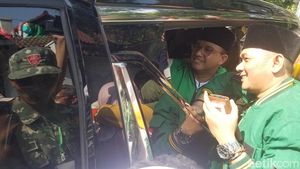 Momen Anies Berswafoto Bareng Pendukung di Jember