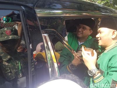 Momen Anies Berswafoto Bareng Pendukung di Jember