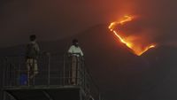 Penampakan Kebakaran Gunung Merbabu, Pendakian Ditutup