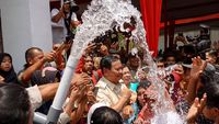 Potret Prabowo Main Air Bersama Warga Saat Resmikan Sumur di Banyumas