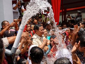Potret Prabowo Main Air Bersama Warga Saat Resmikan Sumur di Banyumas