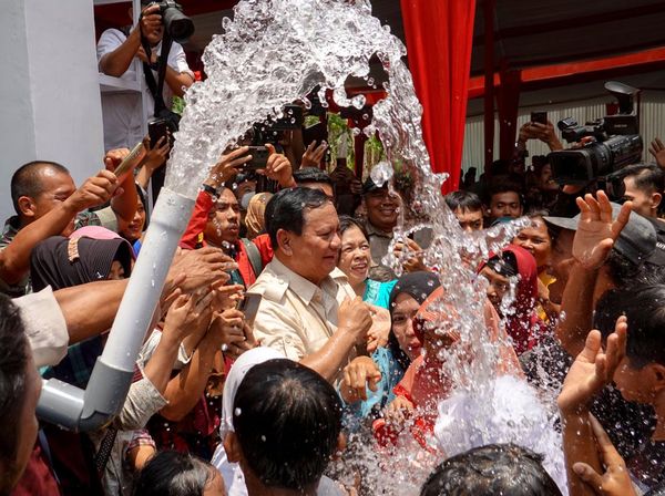 Potret Prabowo Main Air Bersama Warga Saat Resmikan Sumur di Banyumas