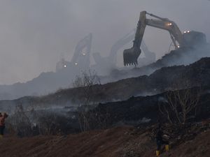Potret Sisa-sisa Kebakaran di TPST Bantargebang Bekasi