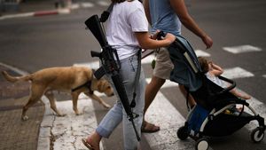 Potret Tentara Israel Tenteng Senjata Meski Tidak Bertugas