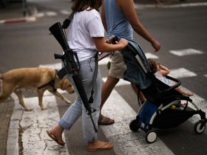 Potret Tentara Israel Tenteng Senjata Meski Tidak Bertugas