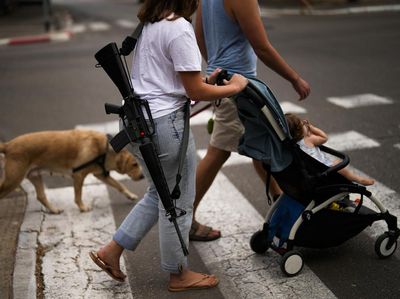 Potret Tentara Israel Tenteng Senjata Meski Tidak Bertugas