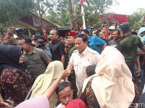 Prabowo ke Banyumas, Warga Berebut Salaman dan Foto Bareng