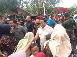 Prabowo ke Banyumas, Warga Berebut Salaman dan Foto Bareng