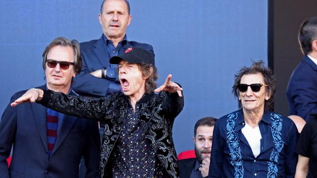 Soccer Football - LaLiga - FC Barcelona v Real Madrid - Estadi Olimpic Lluis Companys, Barcelona, Spain - October 28, 2023 The Rolling Stones members, Mick Jagger and Ronnie Wood are pictured in the stands before the match REUTERS/Nacho Doce