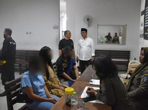Tiga PSK Online Diamankan Satpol PP Surabaya saat Beroperasi di Hotel Tiga PSK Online Diamankan Satpol PP Surabaya saat Beroperasi di Hotel