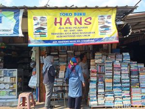 Gempuran Toko Online Tak Bikin Hasan Menyerah Jual Buku di Palasari