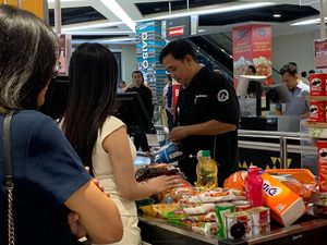 Makin Sore, Pengunjung Transmart Full Day Sale Padati Kasir