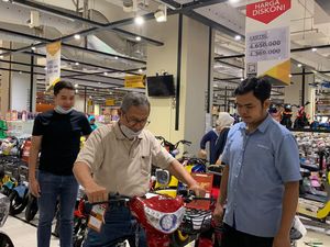 Cuma di Transmart Full Day Sale Beli Sepeda Listrik Diskonnya Bisa Jutaan!