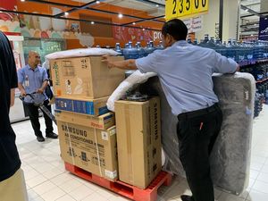 Cuaca Lagi Panas-panasnya, Pembeli Ini Borong Kipas dan AC Transmart Full Day Sale