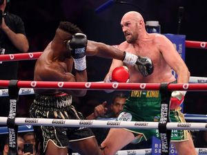 Sempat Dibuat Jatuh, Tyson Fury Menang Angka atas Francis Ngannou