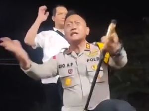 6 Fakta Kapolres Binjai yang Berlutut ke Warga 6 Fakta Kapolres Binjai yang Berlutut ke Warga