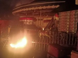 Warga Serang Bakar Wahana di Pasar Malam Usai Bocah Tewas Tersetrum Warga Serang Bakar Wahana di Pasar Malam Usai Bocah Tewas Tersetrum