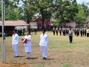 Warga Maybrat Rayakan Hari Sumpah Pemuda Pascateror KKB, Polisi Bagi Sembako