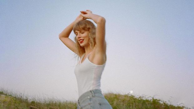 Taylor Swift resmi merilis album rekam ulang dari 1989, yakni 1989 (Taylor's Version), pada Jumat (27/10) pukul 11.00 WIB. Dalam album ini, sebagian produser dari album 1989 kembali menggarap versi rekam ulang.