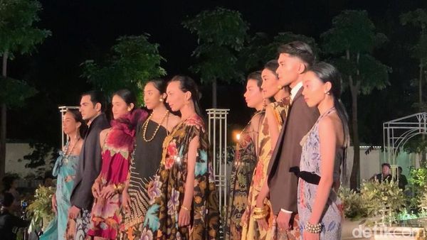 8 Koleksi Batik Iwan Tirta Private Collection Dipamerkan di Pura Mangkunegaran