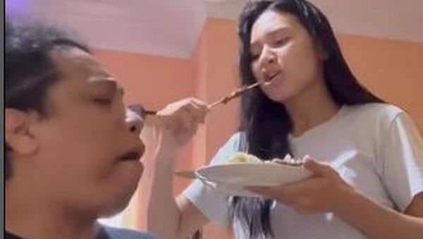So Sweet! Arie Kriting dan Indah Permatasari Rebutan Sate untuk Makan Bareng
