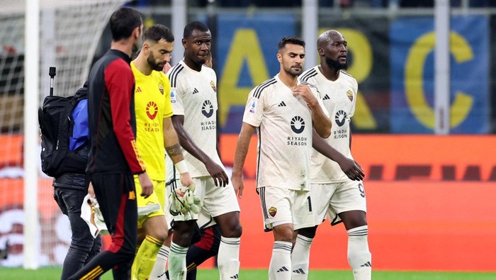 Soccer Football - Serie A - Inter Milan v AS Roma - San Siro, Milan, Italy - October 29, 2023 AS Romas Romelu Lukaku and teammates look dejected after the match REUTERS/Claudia Greco