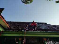 Atap SDN Menggare Ponorogo Terbakar, Warga Evakuasi Kursi hingga Laptop