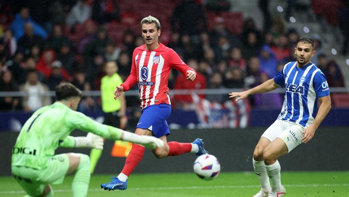 Soccer Football - LaLiga - Atletico Madrid v Deportivo Alaves - Metropolitano, Madrid, Spain - October 29, 2023 Atletico Madrids Antoine Griezmann watches his shot get saved by Deportivo Alaves Antonio Sivera REUTERS/Isabel Infantes