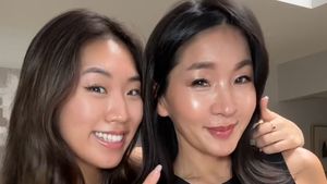 8 Foto Wanita 50 Tahun yang Disangka Kembaran Anaknya, Ungkap Tips Awet Muda