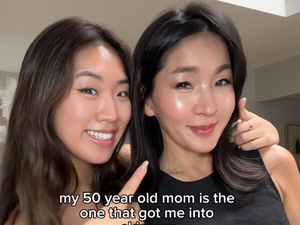 8 Foto Wanita 50 Tahun yang Disangka Kembaran Anaknya, Ungkap Tips Awet Muda