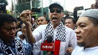 Bebas dari Lapas Salemba, Munarman Pakai Syal dan Topi Palestina