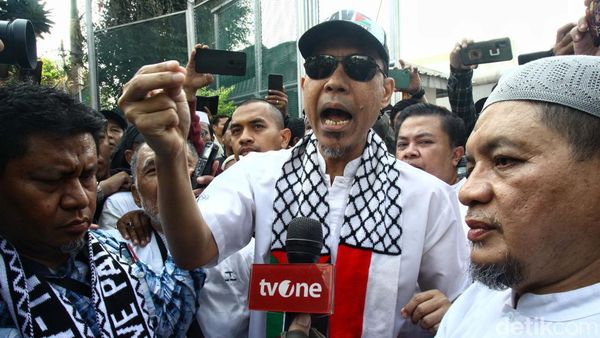 Bebas dari Lapas Salemba, Munarman Pakai Syal dan Topi Palestina