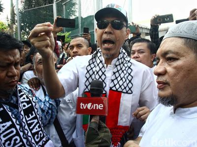 Bebas dari Lapas Salemba, Munarman Pakai Syal dan Topi Palestina